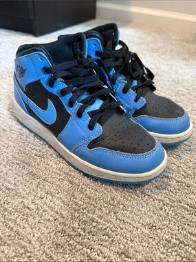 Nike Kids High-Top Sneakers in Black and Blue
